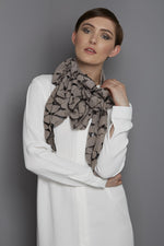 Full tasseled lace scarf in beige/ black