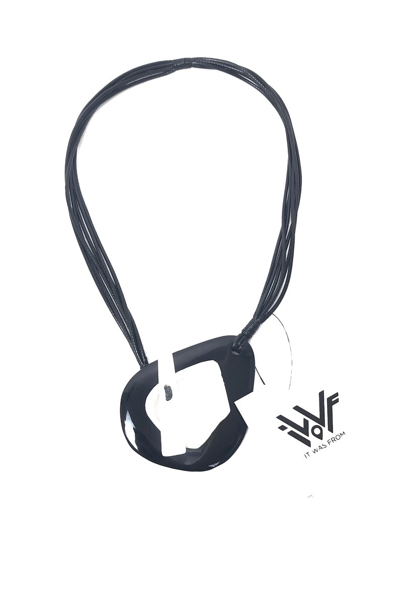 Black and white short chocker style necklace