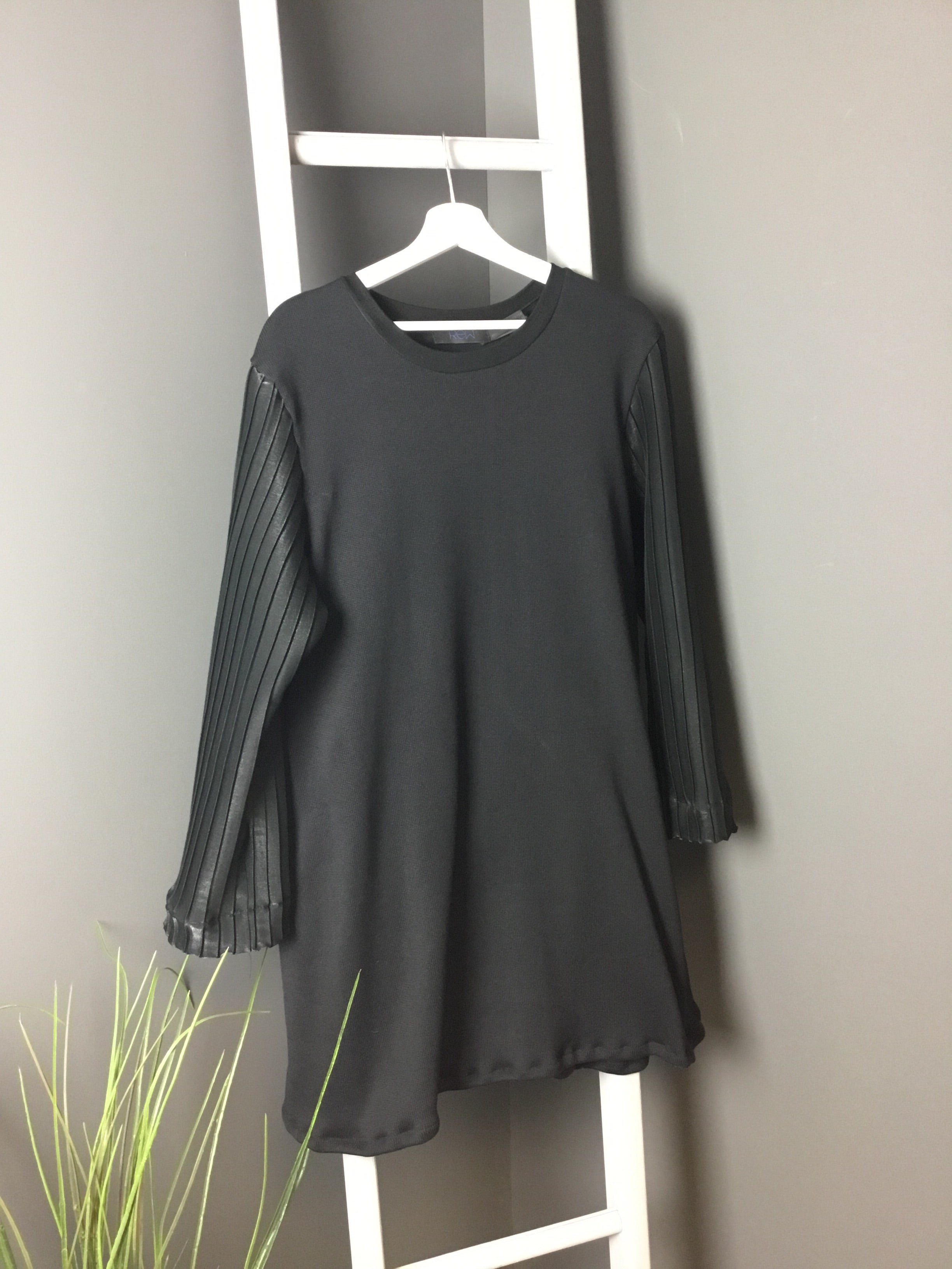 Pleated sleeve tunic