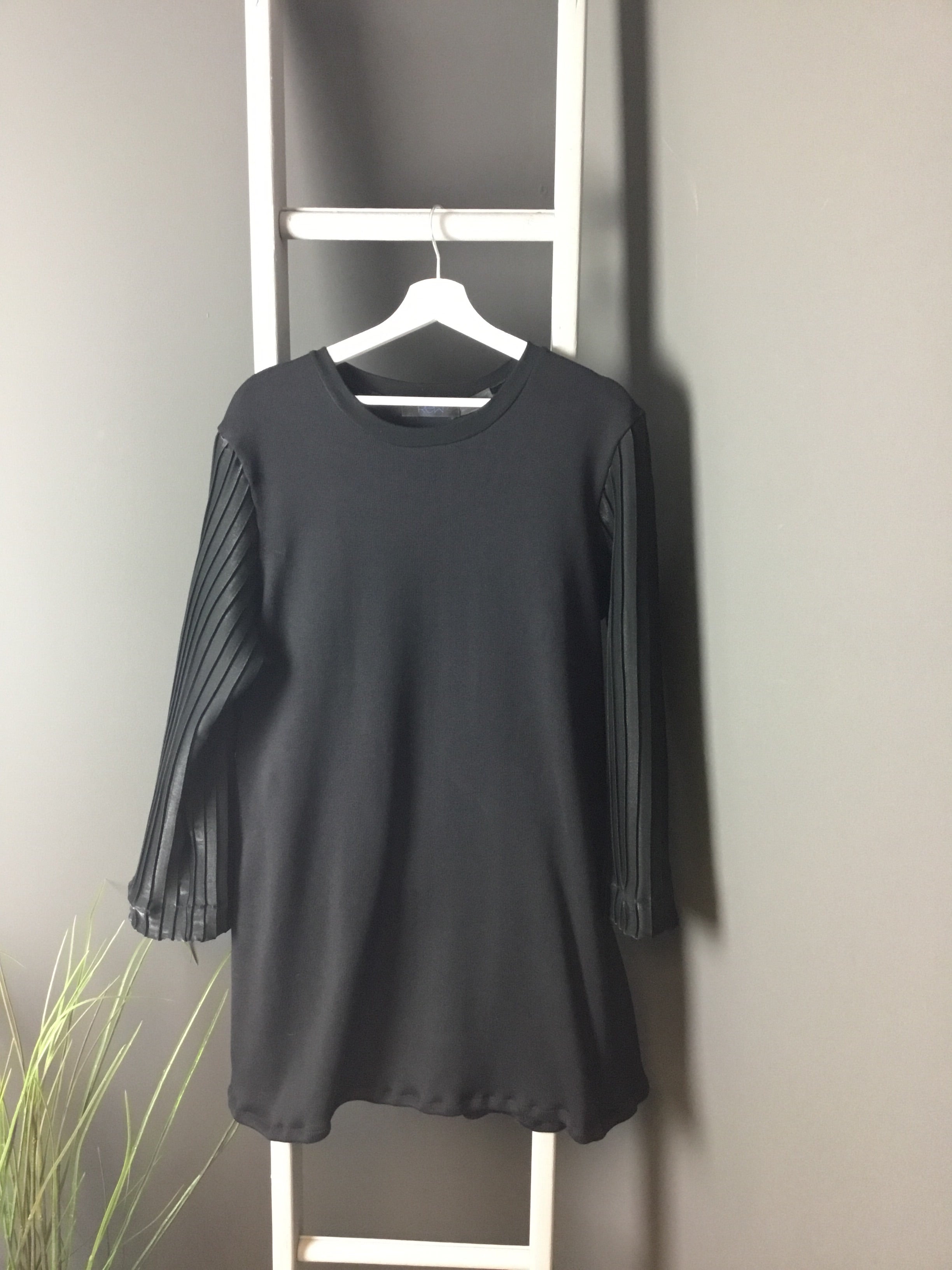 Pleated sleeve tunic