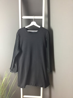 Pleated sleeve tunic